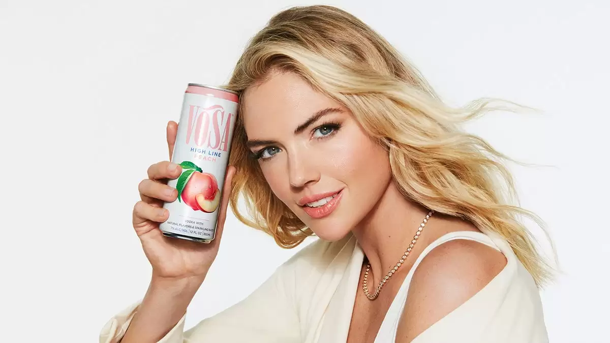 Kate Upton mặc áo màu ngà cầm lon rượu Vosa Spirits