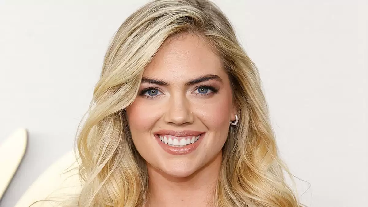 Cận cảnh Kate Upton mặc một chiếc váy đen dây đang cười