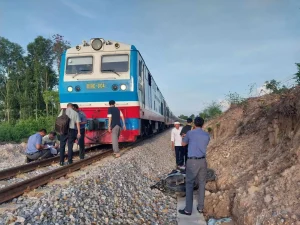 TN Đường sắt tại làng Kiên Mỹ – Triệu Ái, Triệu Phong, may là người đi xe máy nhảy kịp nên không sao