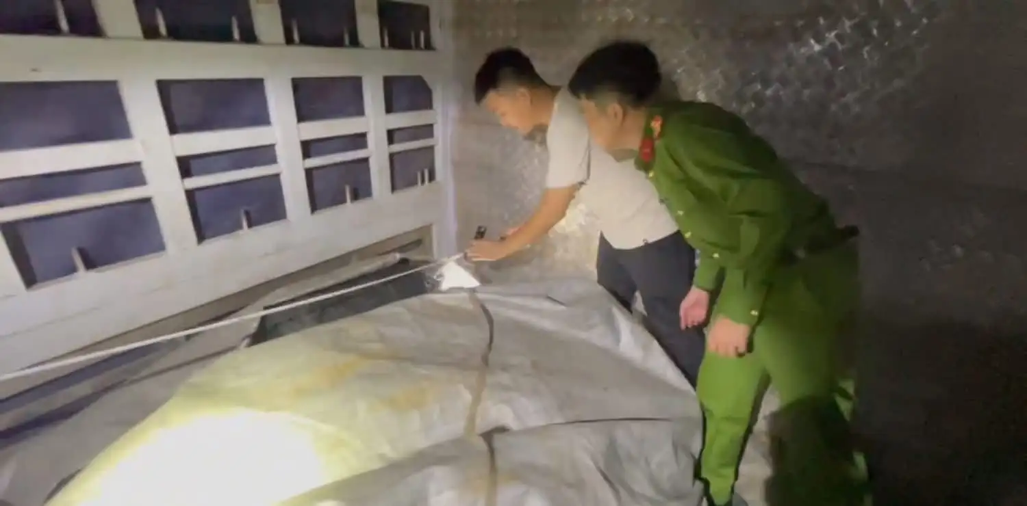 LLCN phát hiện trên xe tải BS 37 chở 239 hộp pháo hoa.