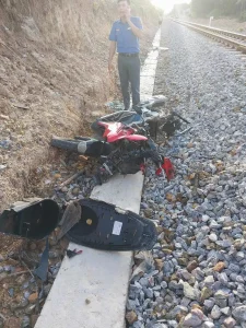 TN Đường sắt tại làng Kiên Mỹ – Triệu Ái, Triệu Phong, may là người đi xe máy nhảy kịp nên không sao